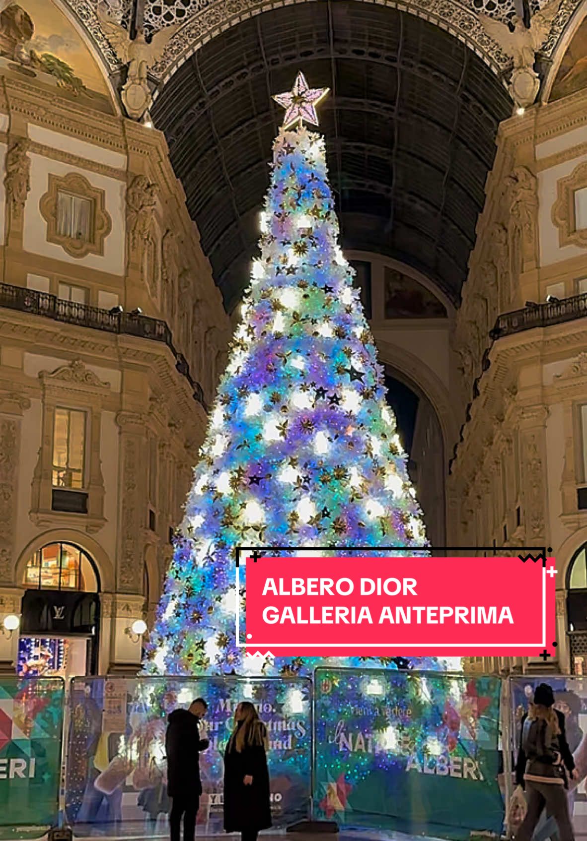 🎄 ⚠️ LIVE attenzione spoiler ⚠️è pronto l’albero di Dior in galleria 🎄✨ eccolo acceso🎄🌟 Sarà acceso ufficialmente il 4 dicembre alle 18:00 🌟 Paul Pablo ⭐️ 👉🏻 www.natipervivereamilano.com  #dior #galleriavittorioemanuele #natalemilano  #milano #natipervivereamilano  #ciaomilano