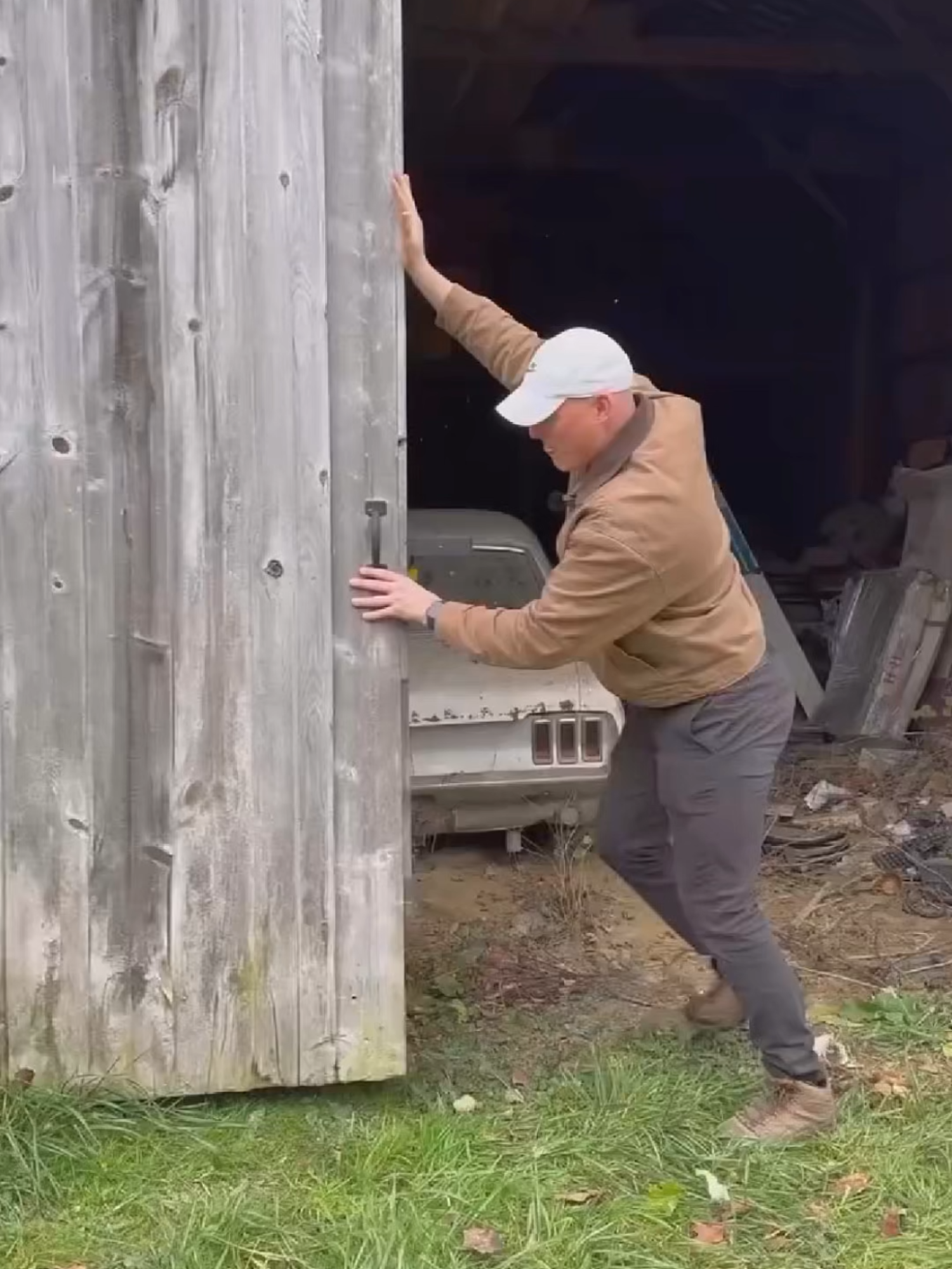 Il trouve une ford Mustang abandonnée dans une grange durant 20 ans 🤯