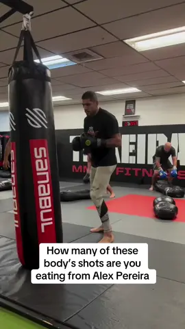 Just watching this hurts my liver 🥹 #alexpereira #UFC #mma 