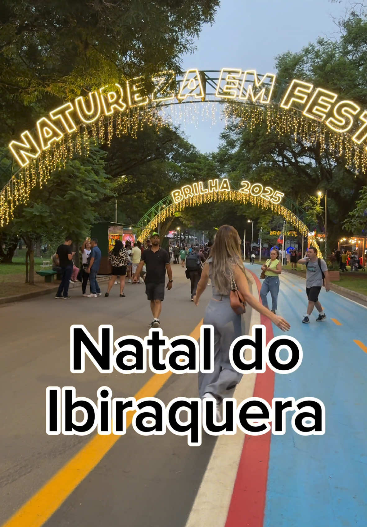 @Parque Ibirapuera 🌟 Natal no Ibirapuera: um passeio imperdível! 🎄 Ontem aconteceu a cerimônia de abertura do Natal no Ibirapuera, e foi mágico! Papai Noel chegou em grande estilo, acompanhado por um espetáculo incrível da fonte multimídia. Mas as atrações não param por aí: ✨ Balanço de LED para fotos incríveis. ☕ Que tal um chocolate cremoso com pão de queijo? Um combo perfeito para curtir o clima natalino! 🎁 Passe na roleta da 3 Corações para ganhar brindes e tire fotos com as xícaras gigantes que são um charme à parte. 💡 As luzes de Natal estão deslumbrantes, trazendo todo o encanto da época mais linda do ano. 🚌 E para completar, você pode aproveitar o passeio gratuito do ônibus iluminado da SPTrans, que passa por várias regiões da cidade e te leva até o parque! O passeio acontece aos sábados e domingos, das 18h às 20h. Gostou da dica? Aproveita para viver momentos inesquecíveis nesse Natal no Ibirapuera! 🌟 #NatalNoIbirapuera #Natal2024 #LuzesDeNatal #PasseioGratuito #NatalEmSãoPaulo #explorar #EspíritoNatalino #DicaDePasseio #BalançoDeLED #fyp #parquedoibirapuera 