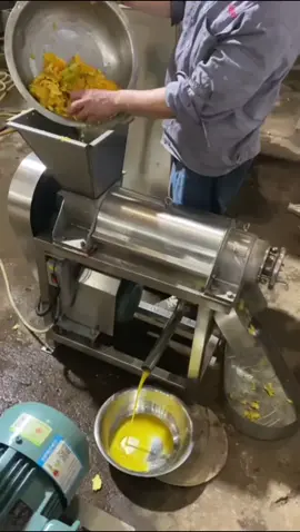 Machine Industrielle d'extraction de ju de mangue 100%  naturel sans additif 🤩... Elle épluche même la peau de la manque avant d'extraire la purée 👌🏾 Prix d'achat :2.850.000f Coût de Transport Chine🇨🇳 Afrique :1.120.000f