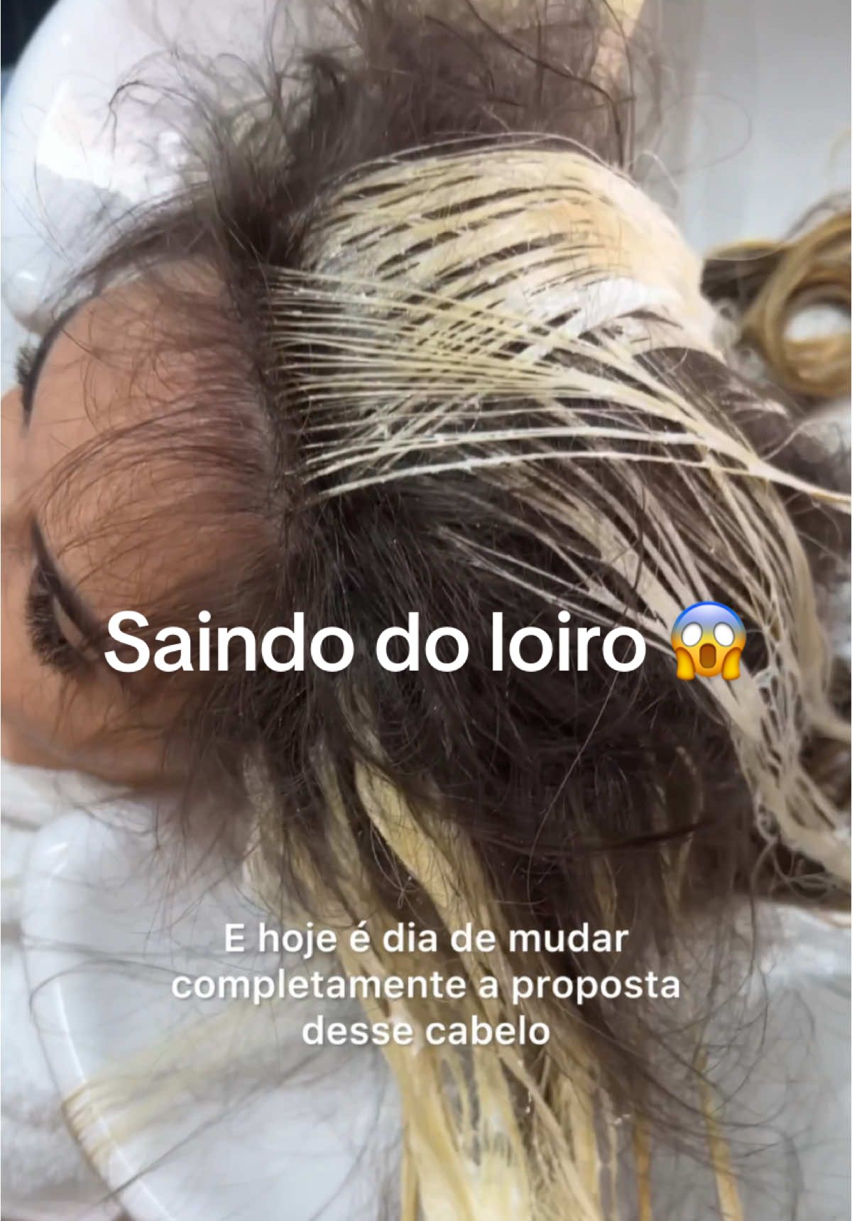 SAINDO DO  LOIRÃO 🔥🤎 Aprovado? Deixe seu comentário! Siga: @rodrigopedro_hairstylist  #castanhoiluminado #morenailuminada #hair #hairstyle #mechas #rodrigopedro_hairstylist #haircontour #morenasiluminadas #cabelo  #loiros #blond #haircolor #cabelos #loirodossonhos #ombrehair #morenas #castanhoiluminado #balayage #loiro #luzes #morena #iluminados #loirosdeaaz #highlights #mechascriativas #loiroperolado #loira #cabelosaudavel #loirosperfeitos   