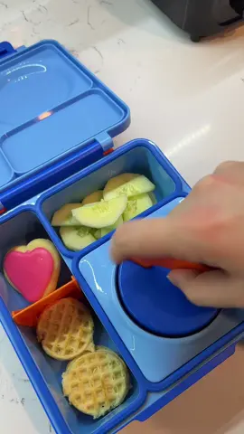 Pack my daughter’s lunch✨ #kidslunch #kidslunchideas #girl #girlmom #mom #MomsofTikTok #momlife #moms #lunch #lunchtime #packlunch #lunchboxideas #omie #omiebox #foodislife 