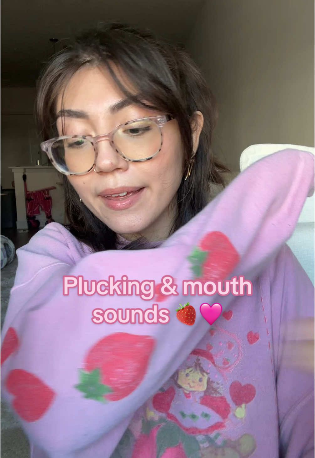 🥰🍓🫶🏻  #asmr #asmrsounds #asmrmouthsounds #asmrplucking #mouthsounds #tingles 