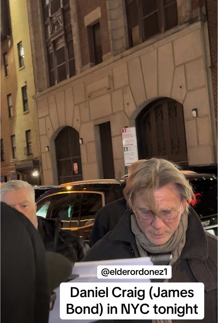 Daniel Craig (James Bond 007) looked sharp as he arrived at The Late Show with Stephen Colbert signing autographs for his fans in New York this afternoon. (🎥) @elderordonez1 #danielcraig #jamesbond  #Love #newyork #awesome  #pretty #beautiful #justinbieber #haileybieber #kimkardashian #kyliejenner #fyp #yourpage #newyork #selenagomez #taylorswift #fun #girl