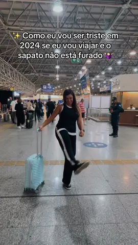Embarquei pro exterior e meu sapato se despedaçou todinho em 2023, e agora estou com esse tênis lindo e novinho 😂 #perrenguechique #perrengue #sapatofurado #viagem #aeroporto #chegando #travel #comovousertriste #trendy #forupageシ #vaiprofycaramba 