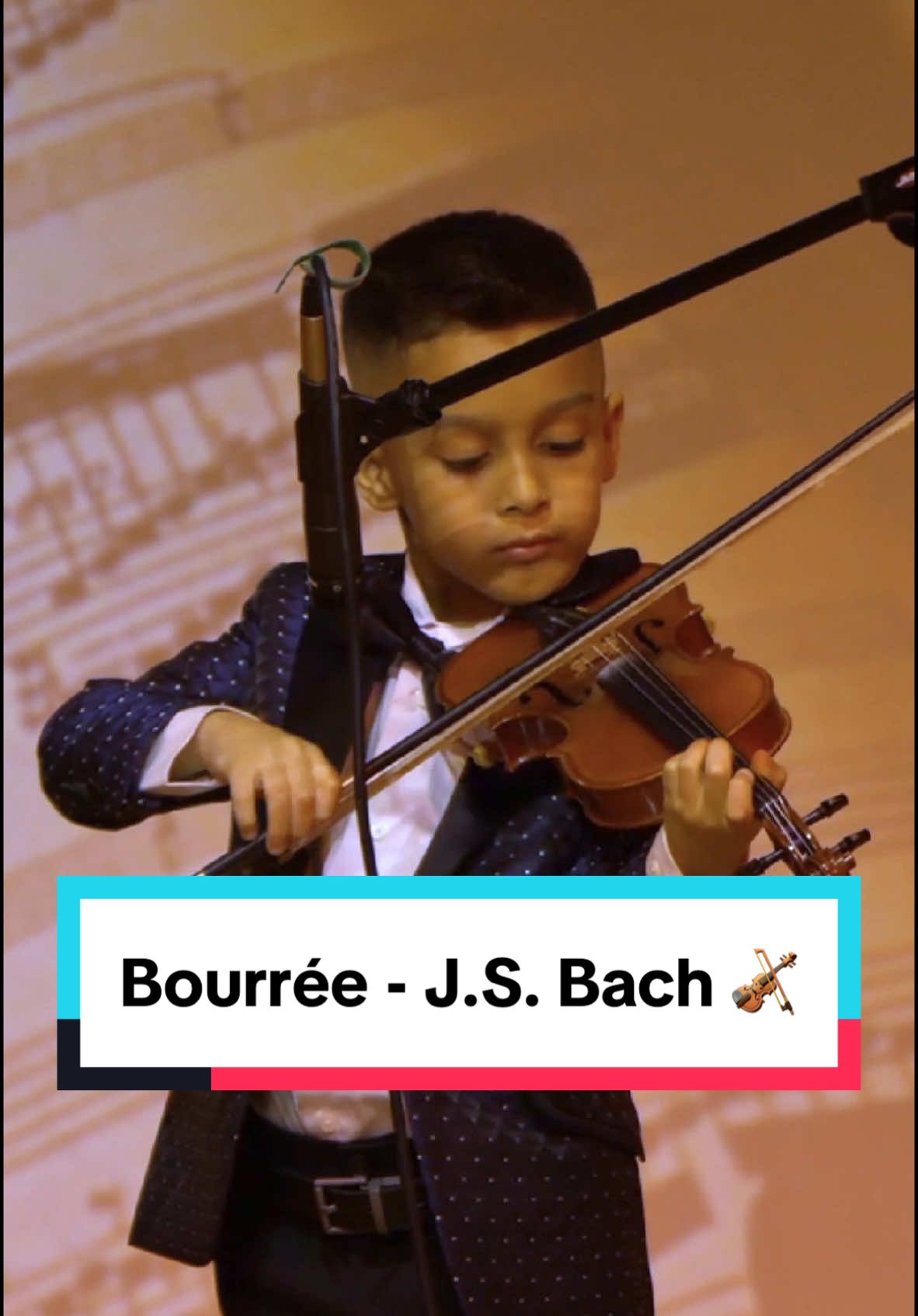 🌟 Jelijah Diaz (6) takes the stage, masterfully performing Bourrée by JS Bach on the violin 🎻 alongside the legendary pianist Tao Lin at his violin Recital! 🎶👏🏼 #violin #violinkids #classicalmusician #youngmusician #youngviolinist #talentedkids #childprodigy #musickids #jelijah #jelijahdiaz