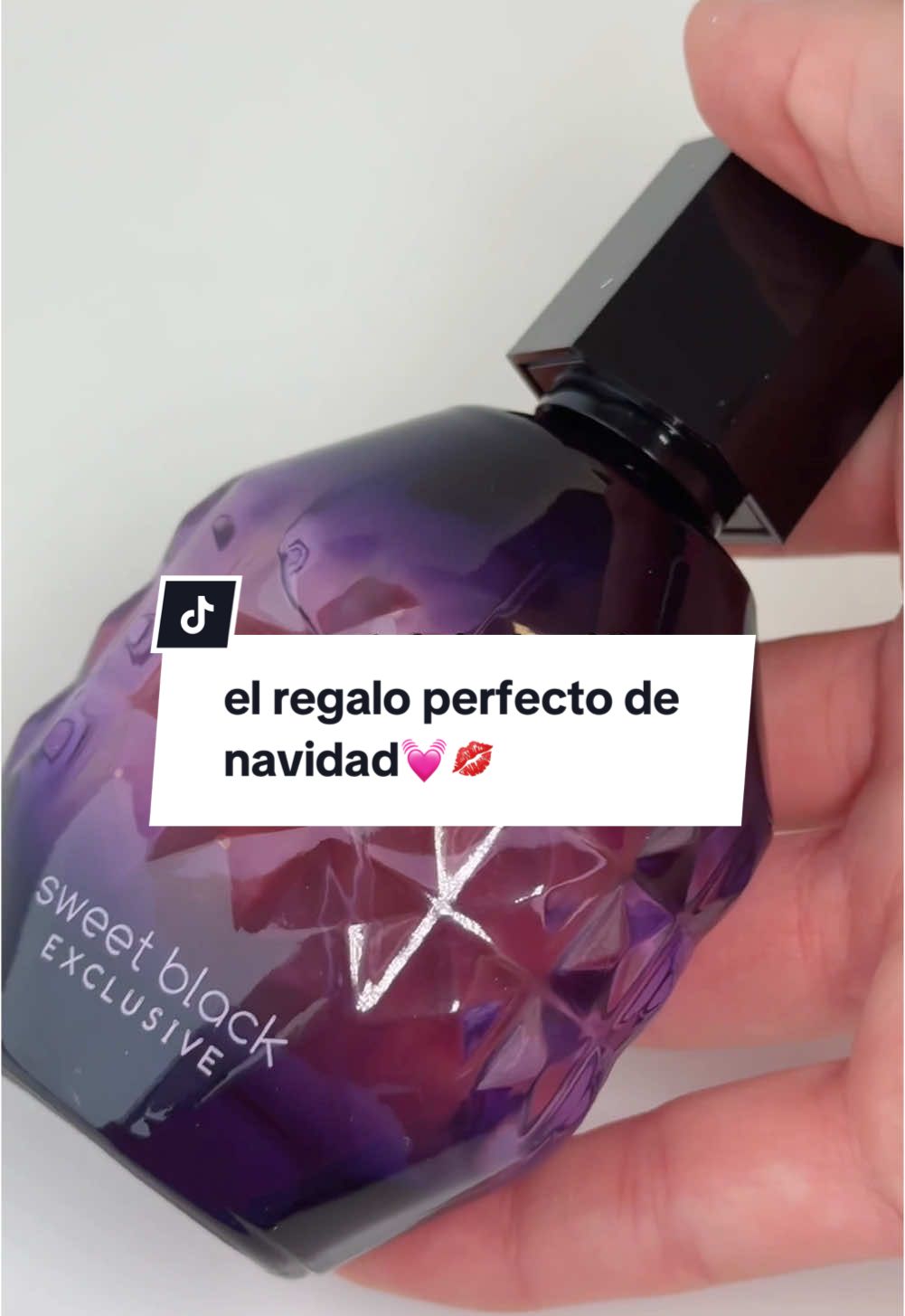 sabemos que hay una cosa que quieres ver en el arbolito este año🎄♥️😍 amamos este Duo de nuestro perfume favorito Sweet Black en sus versiones Intense y Exclusive! perfectos para celebrar esta temporada navideña✨ consíguelo con tu consultora favorita o en Cyzone.com💓 #sweetblack #sweetblackcyzone #cyzonelover #perfumes #perfumestiktok #perfumetok #perfumecheck #perfumesricos #perfumesmujer #dulceoriental #perfumescyzone #aromas #perfumesdulces 