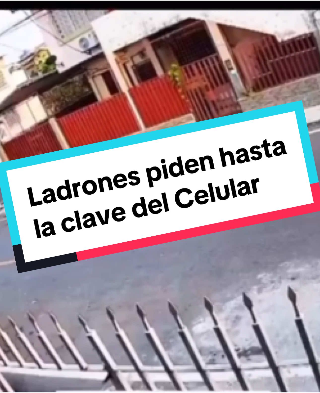 D3lincu3ntes en moto 4s4ltaron en el sector del Barrio del Seguro, Guayaquil. Los sujetos pidieron a su Victim4 que les de la clave para desbloquear el celular. Tapamos al D3lincu3nte por el Arm4, y TikTok es sensible, supuestamente infringimos las normas.