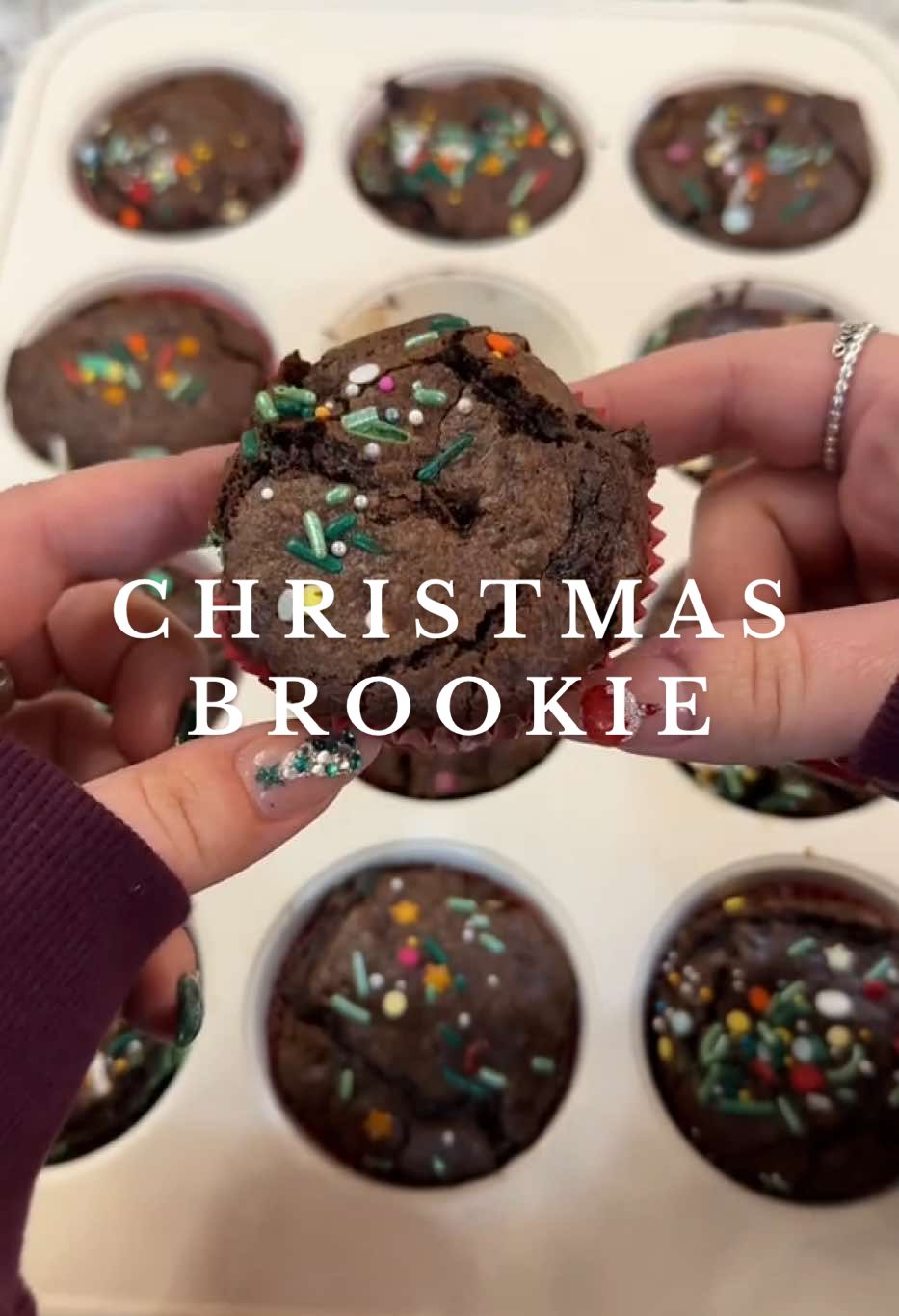 Trying the christmas cookie brownie 🎅🏼🦌♥️  #christmas #chocolate #christmastreats #holidaycountdown #christmasvibes #holidaybaking #christmascookies 