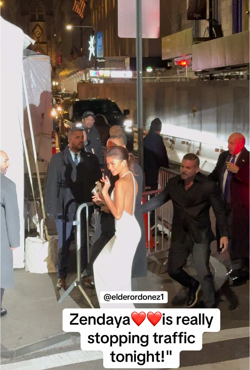 Zendaya❤️❤️ is truly stopping traffic tonight, looking absolutely stunning at the Gotham Awards in New York City. (🎥) @elderordonez1 #zoekravitz  #nicolekidman #angelinajolie #bradpitt #georgeclooney #zendaya #blakelively #ryanreynolds #bradpitt #Love  #pretty #beautiful #happy  #justinbieber #haileybieber #kimkardashian #kyliejenner #fyp #yourpage #newyork #selenagomez #taylorswift #thimotheechalamet