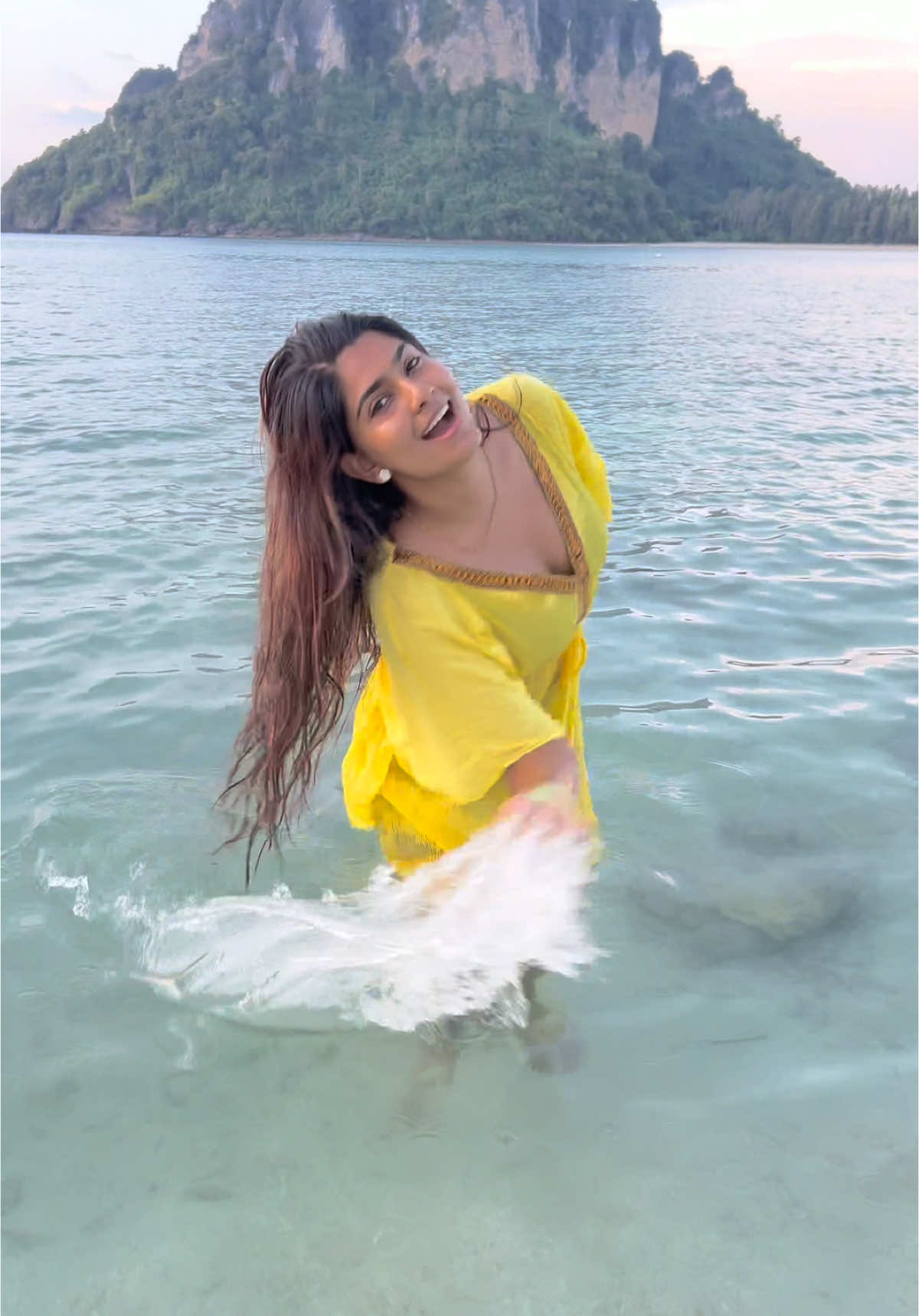 Thiyil Vizhunthe Thenaa 💔 En Kanavan Neeye Thanaa 🥺 Krabi le oru tik tok 😍 Full Music Video Link in bio🎧 #podaisland #krabi #princessmeethi #princessmeethidress #thiyilvizhunthen #meethi #vishahk #thailand 