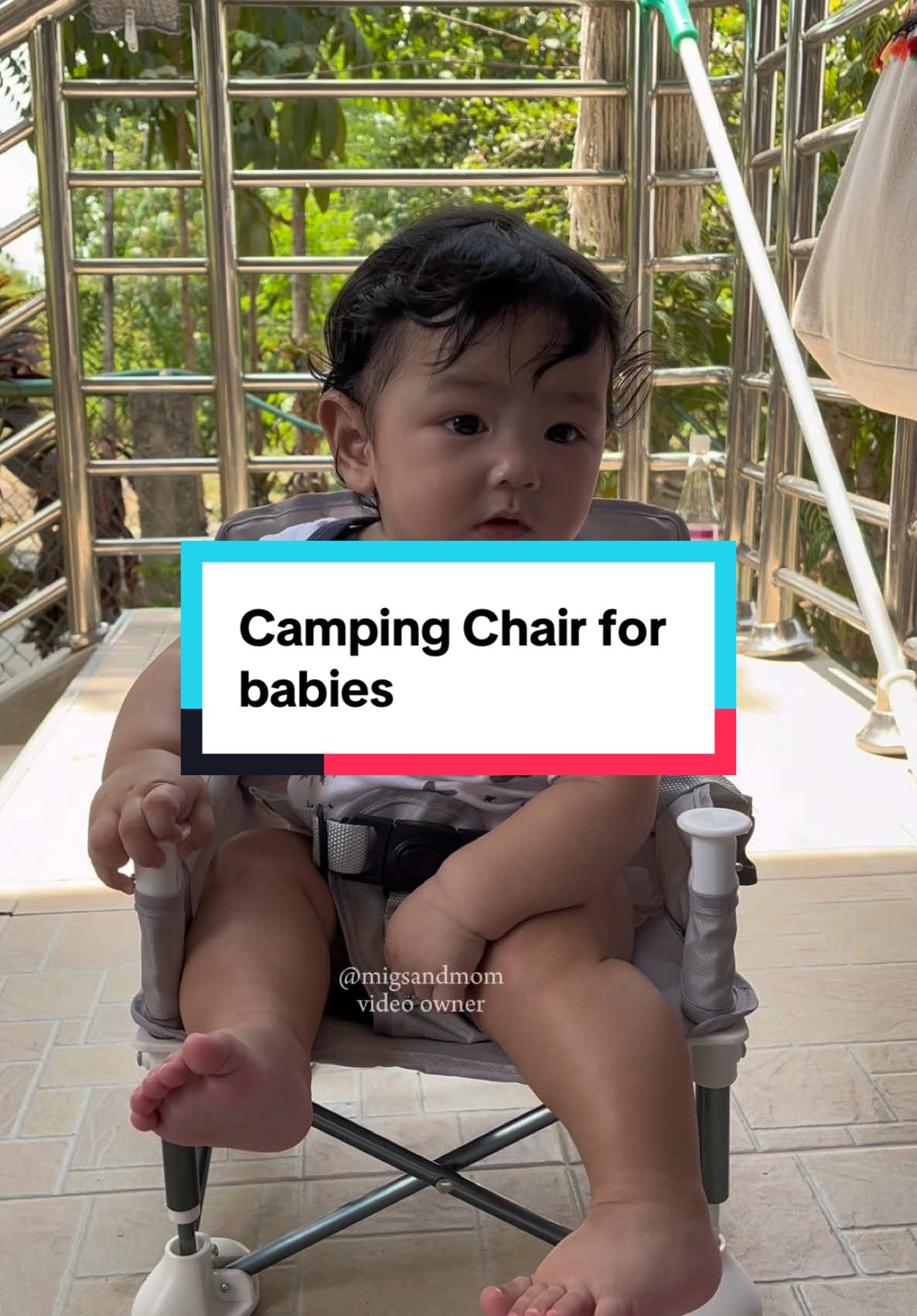 foldable at may sarili na nga ring bag kaya madali lang din dalhin! 🥰 #campingchairforbaby #chairforbaby #foldablechairforbaby #fyp 