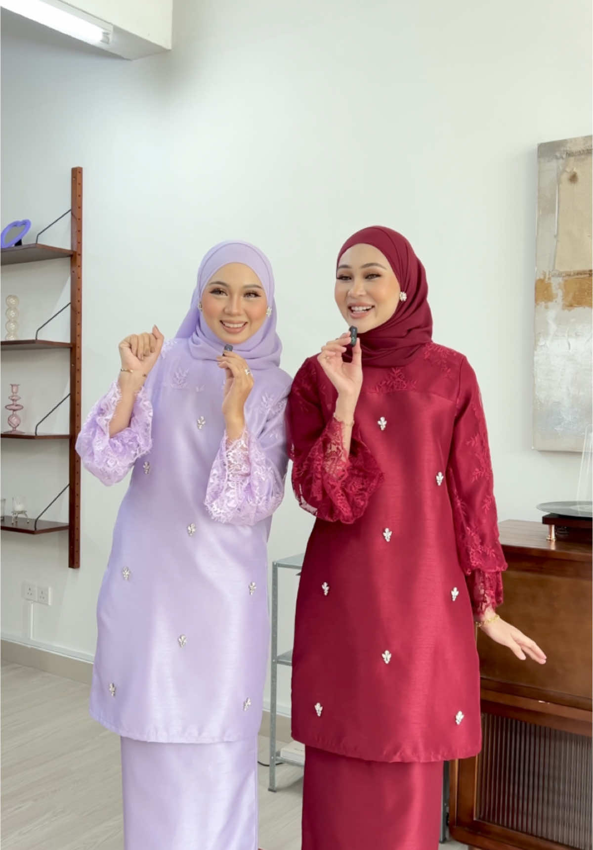 Maroon & lilac antara warna yang wajib ada korang mesti grab😍✨ sebab apa? Sebabnya warna ni terpaling high demand tau❤️ Korang kena grab sementara stock masih ada, cepat tag bestie korang kalau nak matchy matchy oufit together😍 orang kata kalau nak cantik kena cantik sama sama🥰✨ #fyp #foryou #iriskurung #fashion #iriskurungqaamnie #qaamnieraya2025 