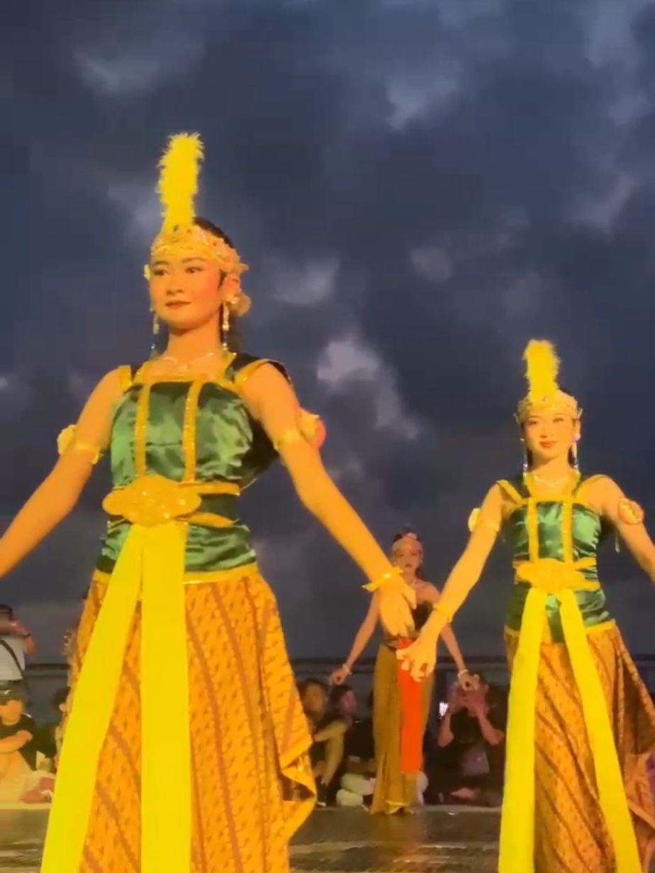 Putri Taman (Ramayana)  @obelixseaview  @krisnamukti  #obelixseaview #obelix #obelixhills #wonderfulindonesia #visitjogja #wisata #sunset #ramayana #kesenian #budayajawa #traditionaldance #jogja #gunungkidul 