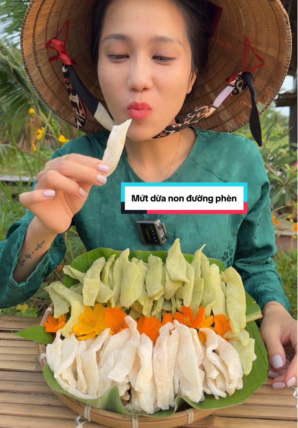 Mứt dừa non bên nhà H đặc biệt chọn dừa cơm vừa dày, không non, không già . Nên khi ăn cảm nhận sự mềm dẻo nhưng vẫn có độ giòn sựt sựt . Sên toàn bộ bằng đường phèn thủ công, tiết chế lượng đường , ngọt nhẹ, giữ nguyên độ ngọt thanh, béo nhẹ của dừa. Ăn ngon mà dinh dưỡng tốt ạ. #dacsanmientay #dacsanbentre #mutdua #mutduanon 