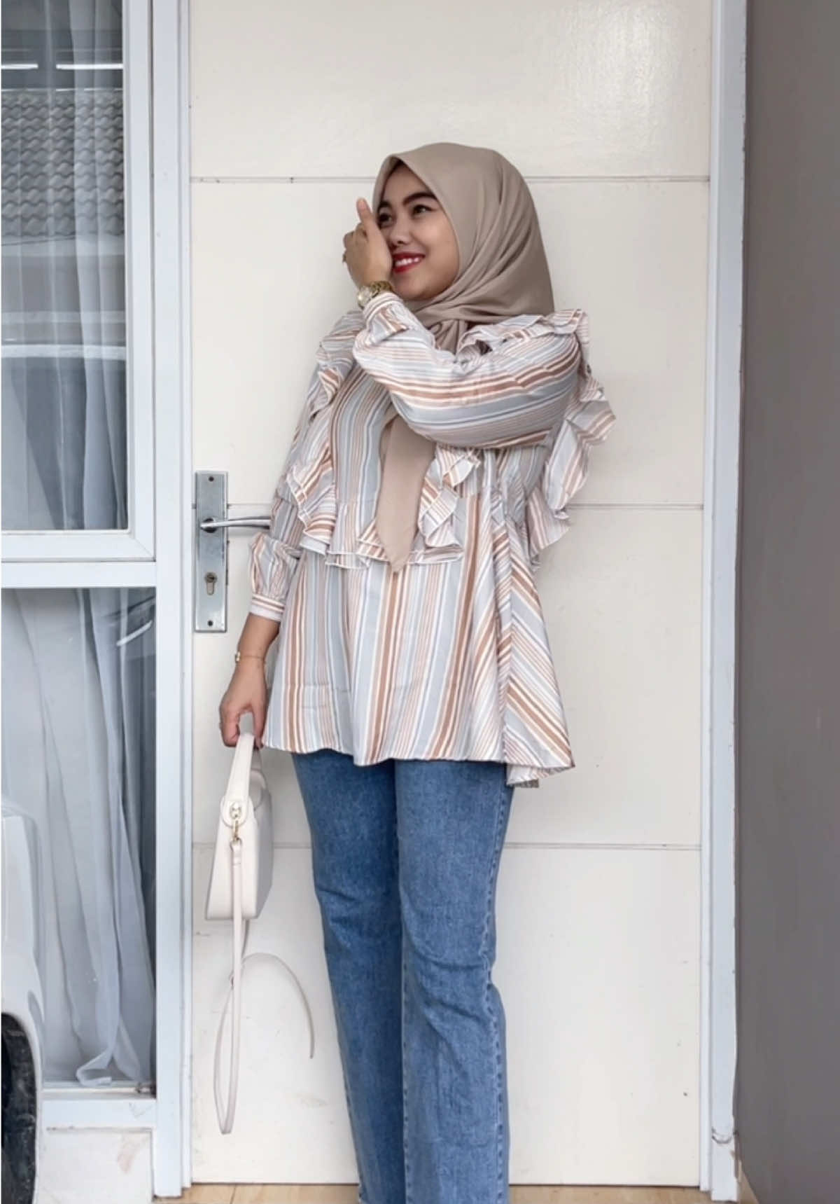 Membalas @Winda Mama Ca Sekarang cuma 105k 😭 Kalo kalian dapet harga lebih murah lagi, wajib di CO sih takut kehabisan nnti ga restock !!  #blouse #tunik #OOTD #dailylook #hijabchic 