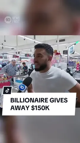 A property billionaire has caused pandemonium in Western Sydney by giving out $150,000 worth of Coles gift cards ahead of Christmas. Hundreds of people lined around the block to get a slice of Adrian Portelli’s generosity. He pulled the same stunt in Tasmania yesterday and recently in South Australia, but it’s believed he will be heading to Queensland next. #10newsfirst #adrian #adrianportelli #westernsydney #sydney #billionaire 