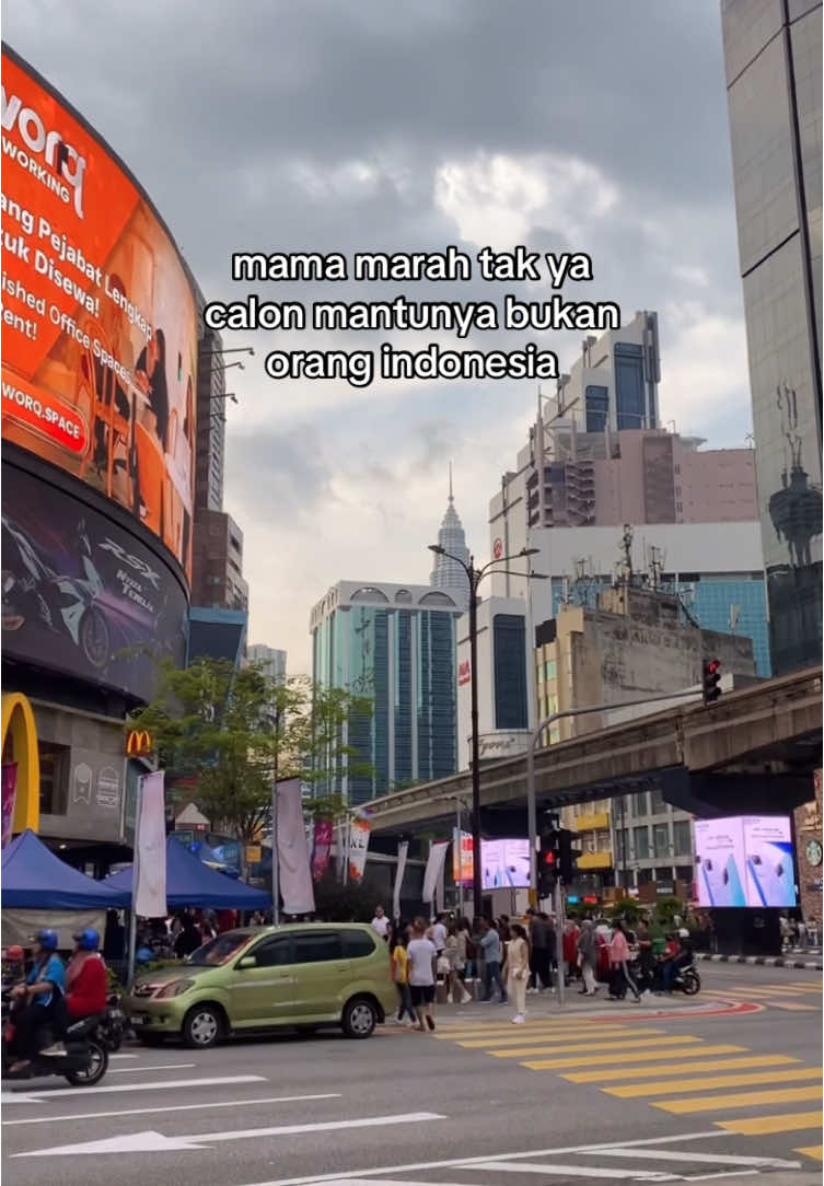 Maaf ma anakmu kecantol dgn orang malaysia 😊