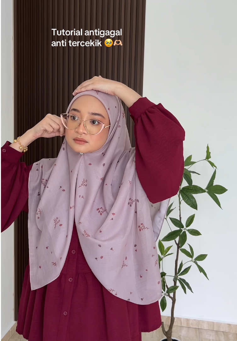 Terlaluu redup tenang mata memandang untuk tidakk obsess dgn minimal prints beginii yaa 🥹🌷 So #bawaltutorial pun kita stylekan yg sopan sopan cover depan belakang heee   Tudung & baju beli sini  @shuhadahkader 