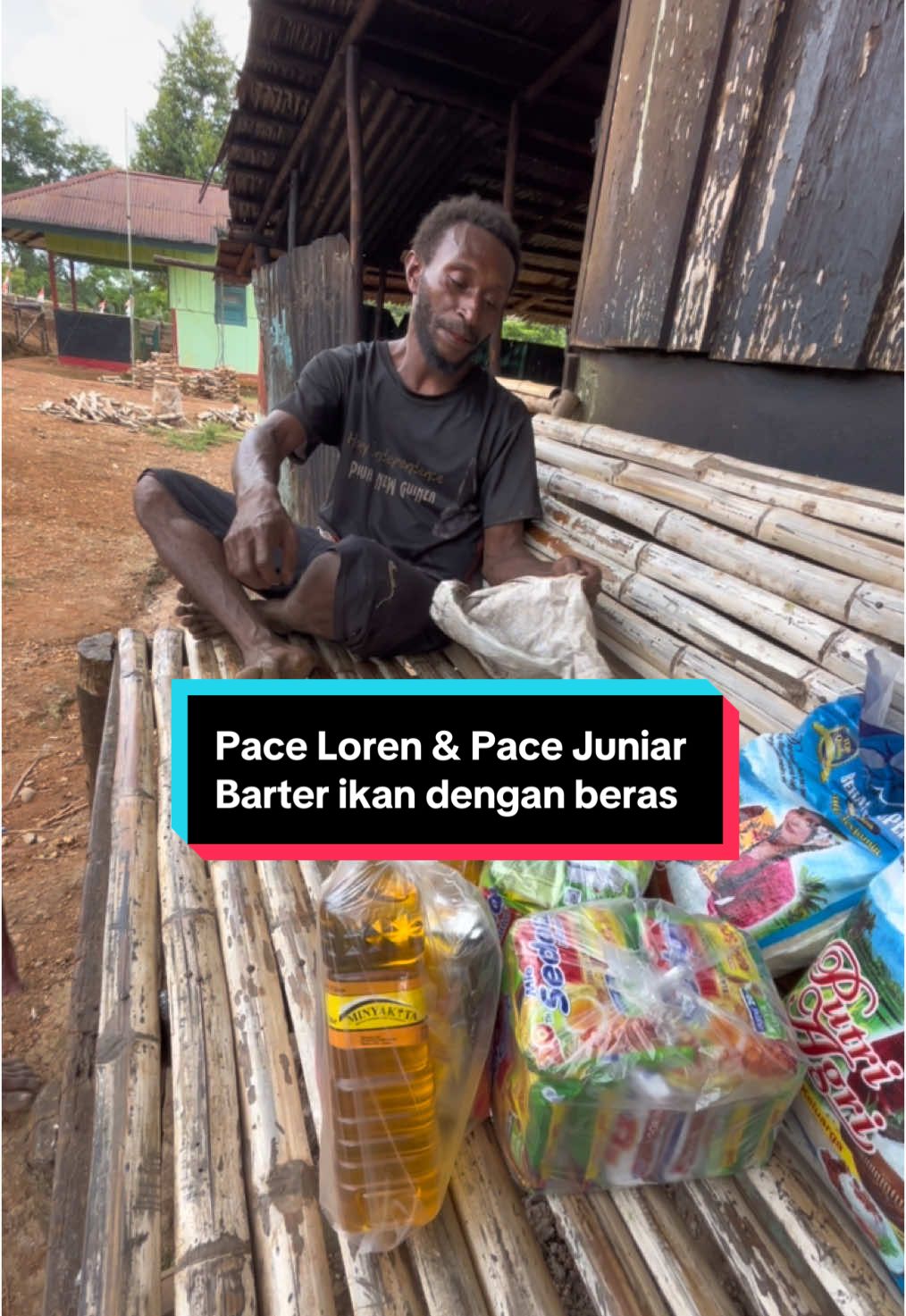 Pace Loren & pace Juniar datang ke pos barter ikan dengan bama.  #satgaspapua #papuapedalaman #perbatasanpapuanugini #papua #kombut #berbagiituindah #orangbaik #yonif144jayayudha #xybca #fyp 