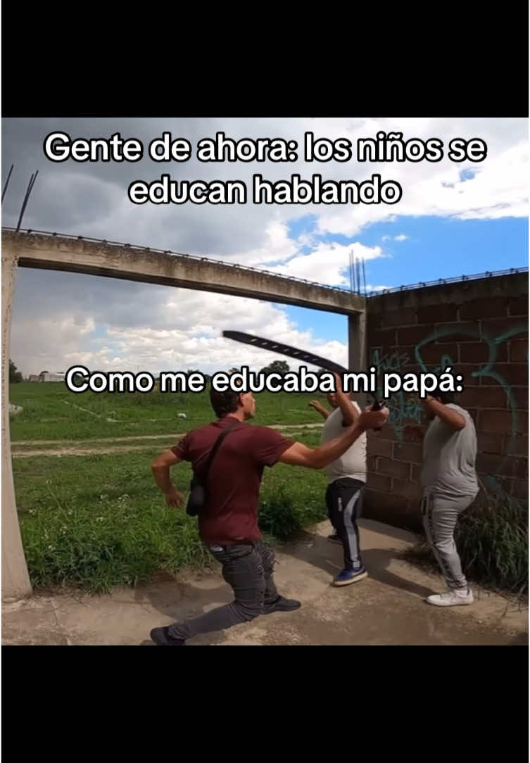 Gente de ahora: los niños se educan hablando, como me educaba mi papá: #reales #compas #memestiktok #normal #pepe #elreydelasbromas #broma #reto #grillo #hambre #niños #papá #educacion #cinto #regaño #hablar #gente #cristal #genz 