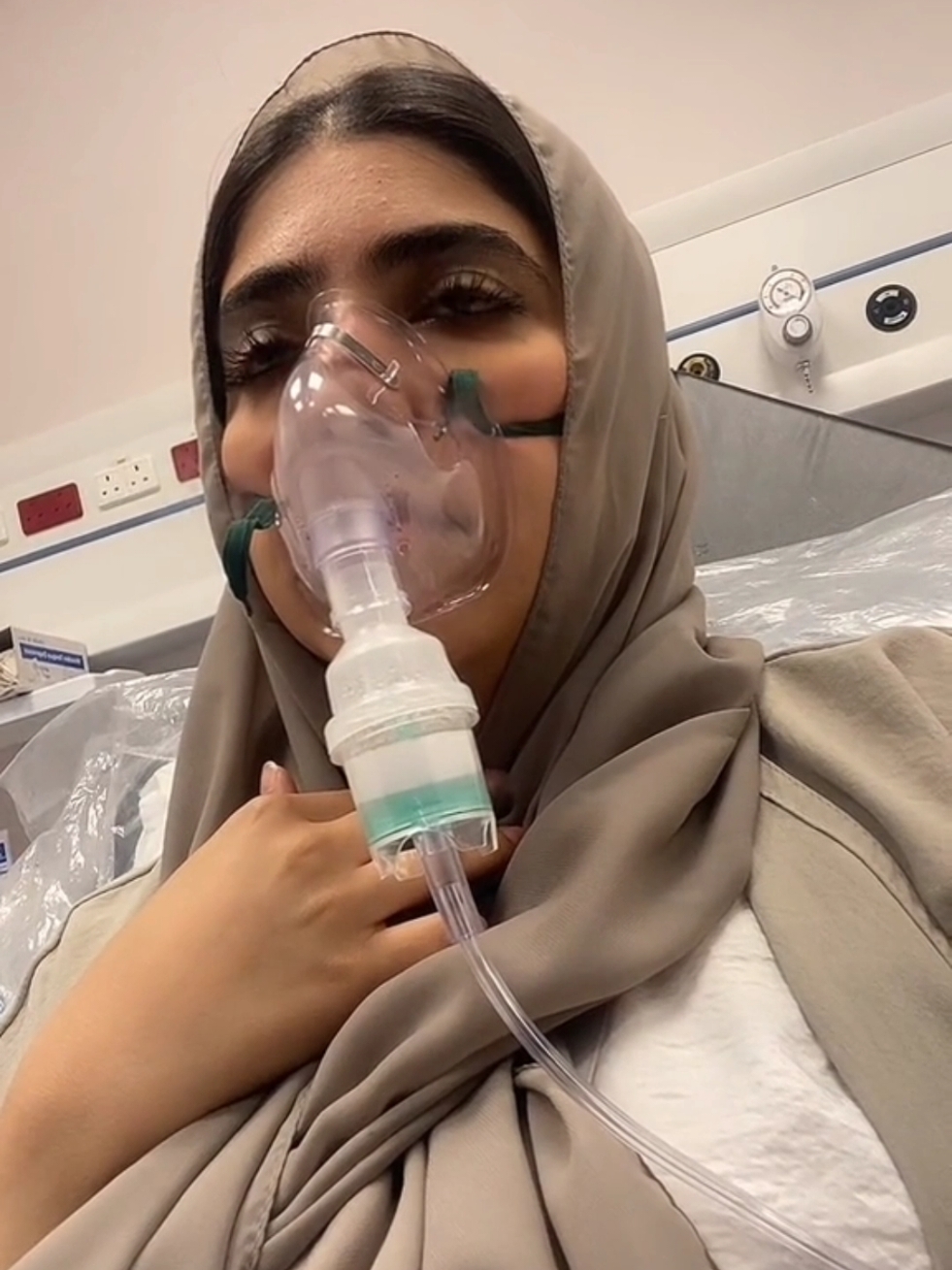 Cute Girls Nebulizer Oxygen Mask use 😷😷🫣 #everyonefollowershighlights #tiktokviral #highlight #reels__tiktok #everyon 