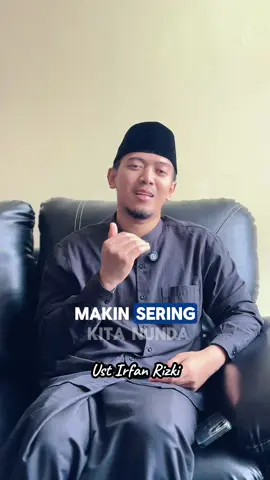 “Jangan Tunda Sholat” 🌙✨ Allah berfirman: “Sesungguhnya sholat itu adalah kewajiban yang ditentukan waktunya bagi orang-orang yang beriman.” (QS. An-Nisa: 103) Rasulullah ﷺ bersabda: “Tidak ada yang lebih baik bagi seorang hamba setelah syahadatnya selain sholat tepat waktu.” (HR. Al-Bukhari) Jangan menunda-nunda sholat, meskipun ada banyak alasan yang mengganggu. Waktu yang Allah tentukan untuk sholat adalah waktu yang terbaik bagi kita. Setiap detik yang kita tunda, kita kehilangan kesempatan untuk mendekatkan diri kepada-Nya. “Semoga Allah selalu memberi kekuatan kepada kita untuk menjaga sholat tepat waktu.” 💫 🎉 Jadwal @metime.series 📅 15 Desember 2024 📍 Ballroom Balai Kartini Jakarta 🎟️ Tiket: S.id/metimeseries Sesi 1: 09.00 - 11.00 WIB Sesi 2: 13.00 - 15.00 WIB Sesi 3: 16.00 - 18.00 WIB 🕋 Jadwal Umroh bersama HAASTOUR ✨ 29 Des 2024 & 26 Feb - Awal Ramadhan 2025 🌙 Haji Furoda 2025 📞 Hubungi Ka Atik: 0851 7998 7020 Follow: @haastour @haasumroh 🌌 #JanganTundaSholat 🌙 #SholatTepatWaktu 💫 #MetimeSeries 🌻 #UIR #UstadzIrfanRizkiHaas