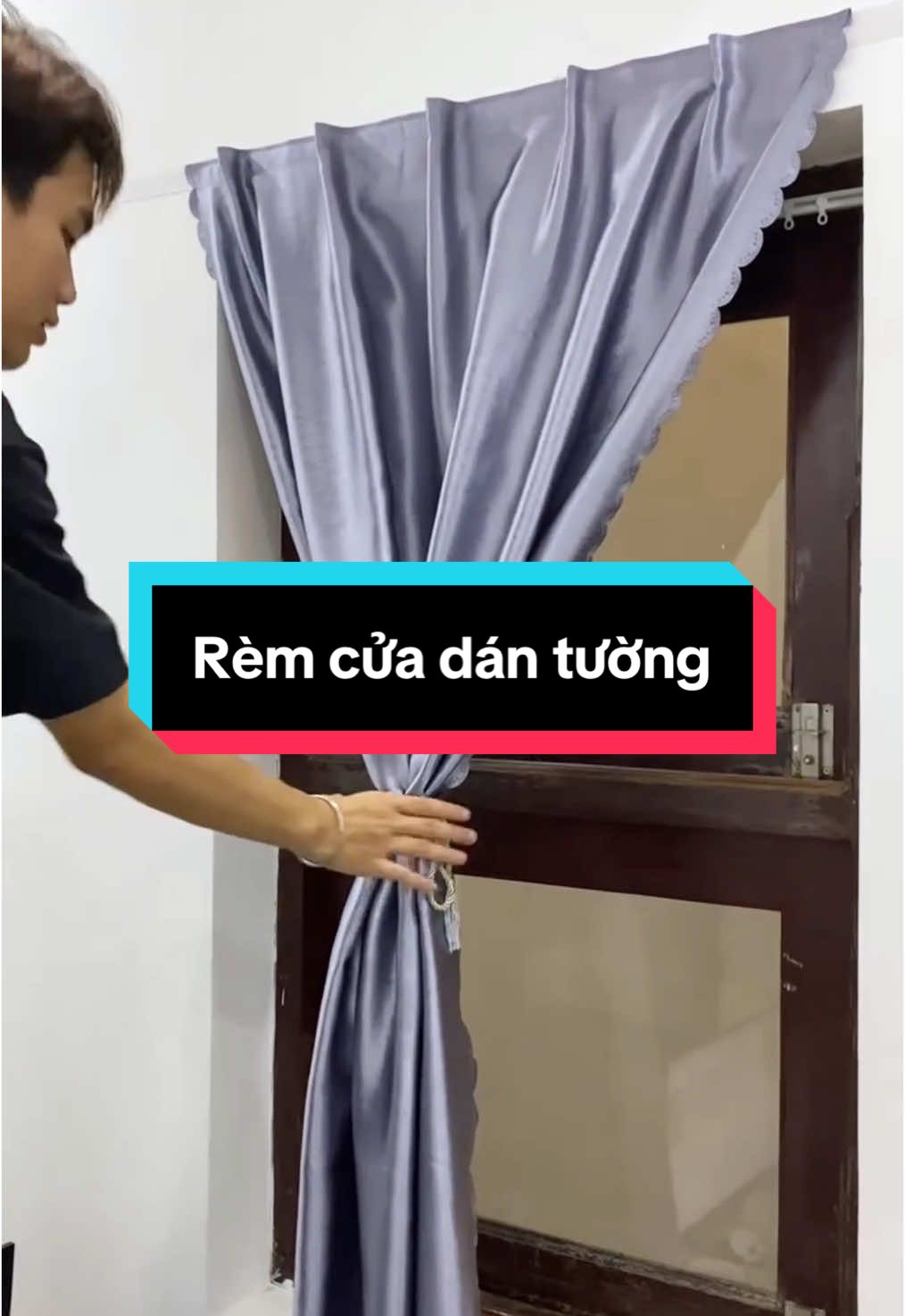 Thời buổi bây giờ cái gì tiện lợi là sử dụng. Rèm dán tường tiện lợi anh chị không cần phải khoan đục gì hết nha #vuaremgiasi #vuaremcuagiasi #vuaremcua #remcua #vuaremcua #remcua #remcuachongnang #remcuachinh #remdan_kareem #remdantuong #remdantuongkhongkhoanduc 