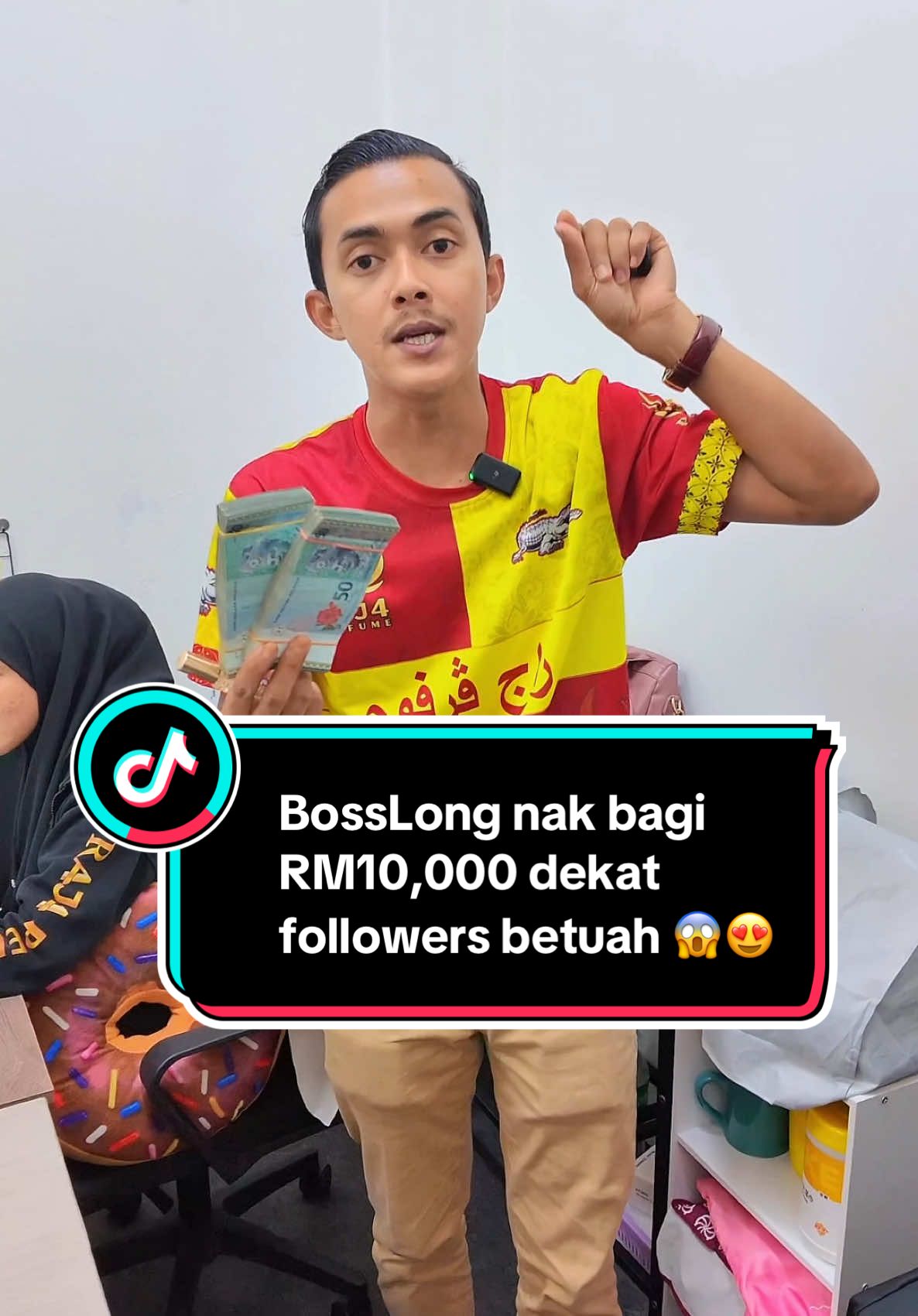 Korang jangan lupa join contest ni sementara masa masih lagi berjalan 😍 !!   Wang tunai RM10,000 sedang menanti pemiliknyaa 🔥.    #rajaperfumemalaysia  #bosslongrajaperfume  #rajaperfumepasirtumboh  #pembekalperfumetermurah  #rajaperfume  #rajaperfume5000  #fypシ゚viral  @bosslongrajaperfume  @BOSS RAJA PERFUME  @Madam Raja Perfume 🤗 