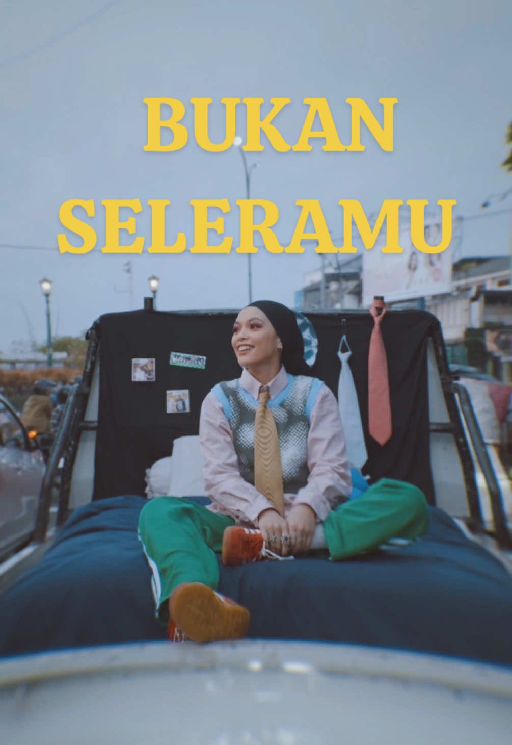 Rasanya pingin kasih tau semua orang kalau kalian layak untuk bangga sama diri sendiri !!! Vidio lirik lagu “Bukan Seleramu” sudah tersedia lho di kanal youtubeku. Vidio lirik lagu-lagu yang lain dari album “Nanti Malam Ku Pikir Lagi” juga sudah tersedia. Tonton sekarang, kita nyanyi sama-sama! #bukanseleramu  #mittybukanseleramu  #mittyzasia  #musikditiktok 