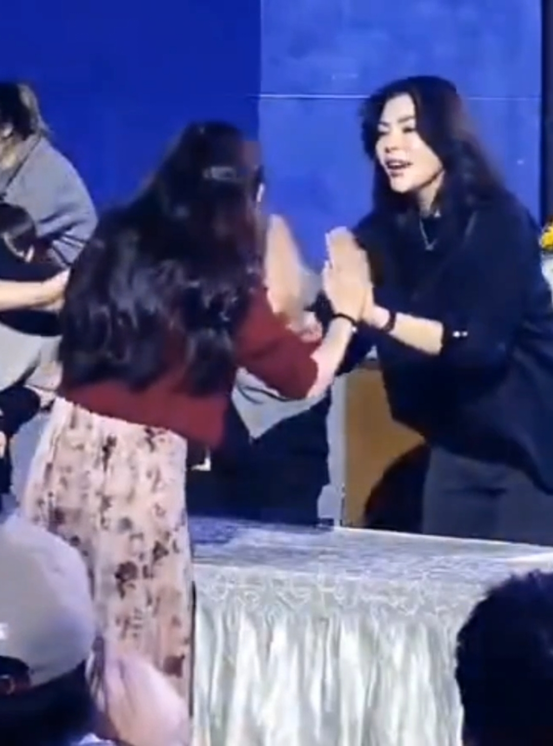 One of the organizers pushed a fan while giving Faye a hi touch,😏Faye couldn't stand it and immediately spoke to P'eye. Faye loves her fans very much.💛 #CapCut #yokoapasra #fayeperaya #fairybabe #Yobie #fyp #fayeyoko #ฝ้ายพีรญา #โยโกะอาภัสรา 