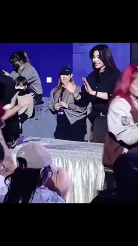 Trong lúc Hi-bye thì vệ sĩ có hành động đẩy Fan, nên P'Faye ( chồng em) đã yêu cầu vs ko đc đẩy Fan . P'Faye rất là yêu thương Fan nhek  PS : đúng là Ck elm #fayemalisorn #Faye #yoko #yokoapasra #fayeyoko #Blanktheseries #xuhuong 