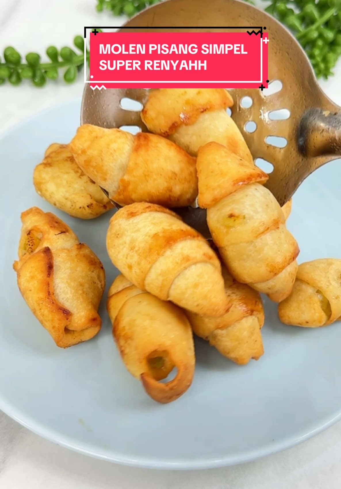 Bikin molen pisang ternyata se gampang ini loh!! Hasilnya super renyah tahan lama, cemilan simpel yang wajib buat dicoba !! Ga nyangka banget se renyah ini hasilnya awet gituuu🥹🤤 🍌Resep molen pisang : BAHAN - BAHAN :  • 200gr tepung terigu  • 2 SDM tepung maizena  • 50gr gula halus  • 35gr margarin  • 2 SDM minyak goreng  • 65ml air es  • 1/2 SDT garam  • 1/2 sdt vanili •  pisang Btw kalau soal regulator aku pakai dari Rinnai ya tipe RG - 622MS dari @Rinnai Indonesia  ✅ low pressure ✅ selang thermoplastic panjang 1,8 meter ✅ spiral stainless steel ✅ clamp kupu2 ✅ pengaman anti bocor ✅ sertifikasi SNI ✅ 1 tahun garansi dan sparepart Yang mau samaan bisa langsung cek website resmi www.rinnai.co.id atau bisa dari marketplace kesayanganmuu #DimulaiDariRinnai #KomporRinnaiPortable  #RinnaiIndonesia  #molenpisang #molenpisangcoklat #molenpisangkeju #molenpisangmini #resepmolenpisang #idejualan #pisangmolen #resepsimpel #resepmudah