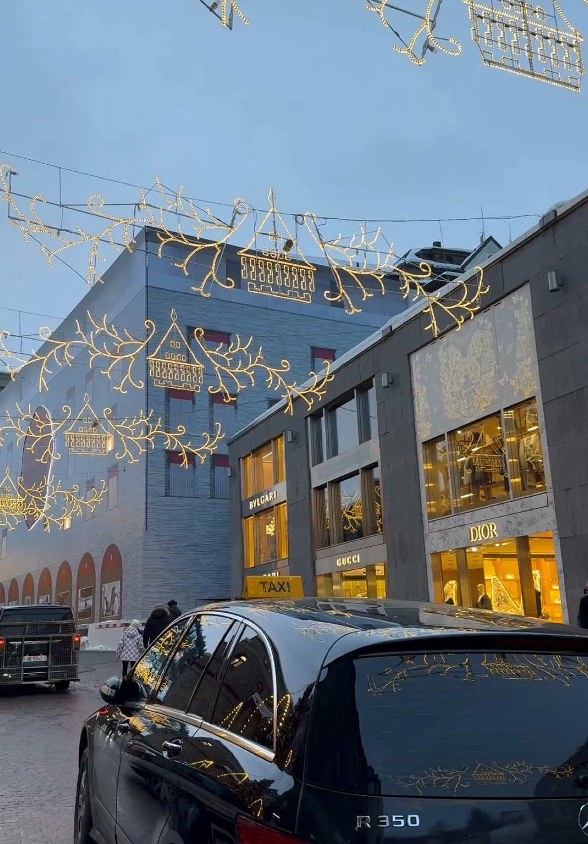 🎅🏻🎄❄️ Soon in 📍St. Moritz, Graubünden, Switzerland 🇨🇭 #Switzerland #schweiz #reisen #swiss #swissalps #visitswitzerland #stmoritz #winter #wintervibes #travelgoals #travelinspiration #traveleurope #beautifulswitzerland #mountains #oldmoney #luxury #porsche #christmascountdown #winteraesthetic #snow #mountainlife #swissmade #travelblogger #christmas #holidays #afterski #bucketlist #traveladdict #travel #ski #cozy #bestlife