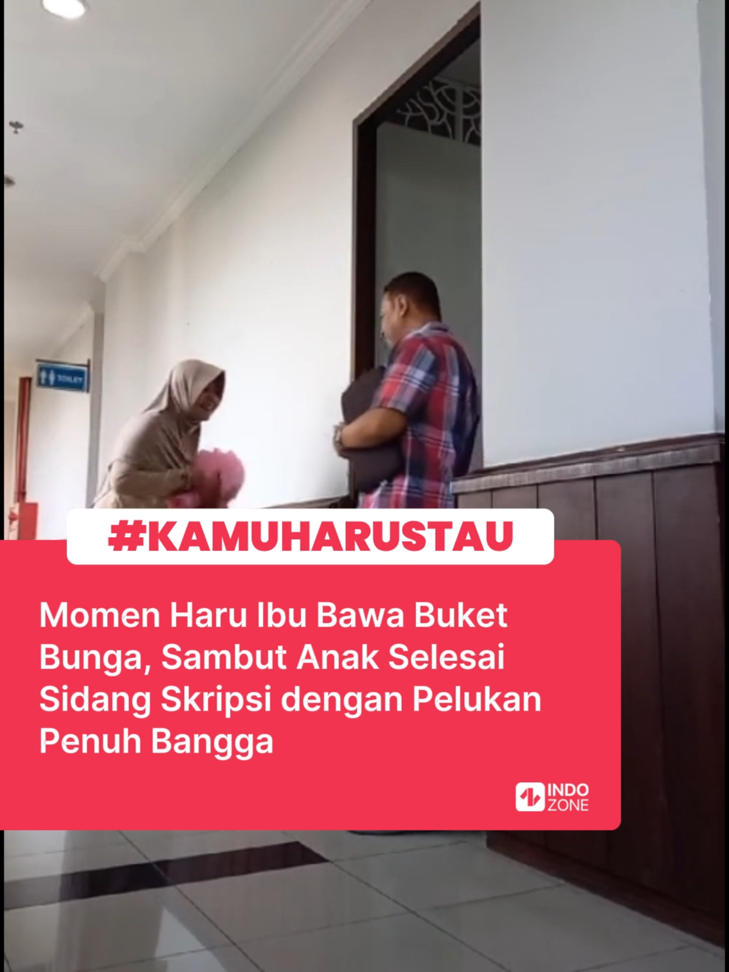 Video mengharukan yang viral di media sosial ini menggambarkan momen yang penuh emosi antara seorang ibu dan anaknya. Dalam video tersebut, terlihat sang ibu dengan penuh semangat dan cinta membawakan bucket bunga yang indah di depan ruang sidang, di saat anaknya sedang menjalani sidang skripsi. Sang ibu telah berjanji untuk datang memberikan ucapan selamat, sebuah janji yang menunjukkan betapa pentingnya kehadiran orang tua dalam perjalanan pendidikan anak mereka. Ketika sidang skripsi selesai, para dosen pun tampak tersenyum kepada sang ibu, mengisyaratkan bahwa anaknya berhasil melewati ujian tersebut dengan baik. Hal ini menambah kebahagiaan bagi sang ibu, yang tentu merasa bangga atas pencapaian anaknya. Begitu pintu ruang sidang dibuka, anaknya keluar dengan penuh emosi. Tanpa ragu, ia langsung memeluk erat sang ibu, dan momen tersebut pun dipenuhi dengan tangisan haru. Video: TikTok/zaww.aa [Baca berita dan informasi menarik lainnya hanya di www.indozone.id]