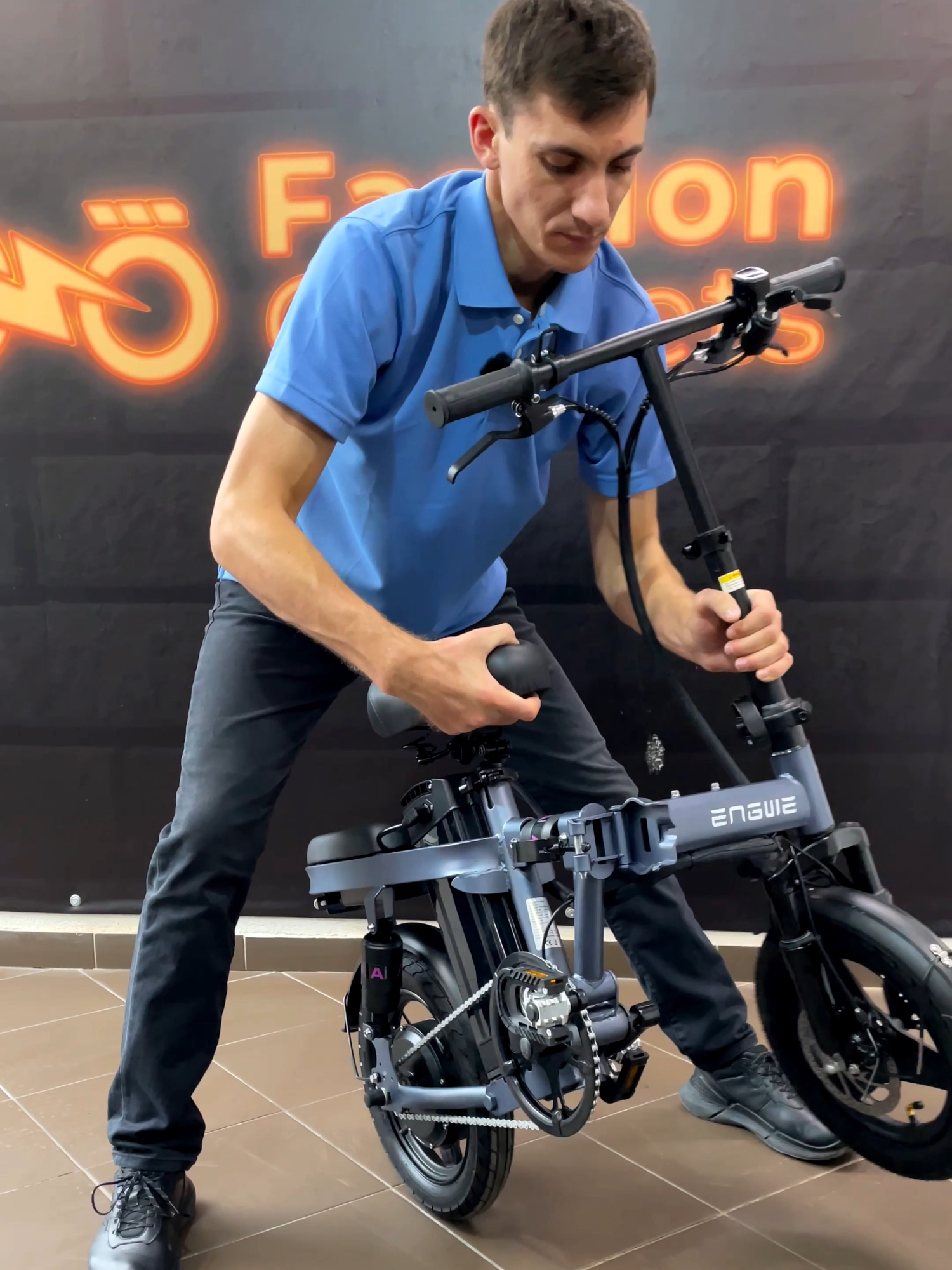 ❓👨‍🔧🔋Cum demontam acumulatorul la e-bike-ul ENGWE T14 cu motor de 500W⚡❓#fashiongadgets #ebike #bicicletaelectrica #bicicleta #foldabledesign #foldablebike #howtodo #electricbikes #bicicletapliabila #electricvehicle #new_trending #new #newtrend #modelnou #EcoFriendly #eco #economy #engwe