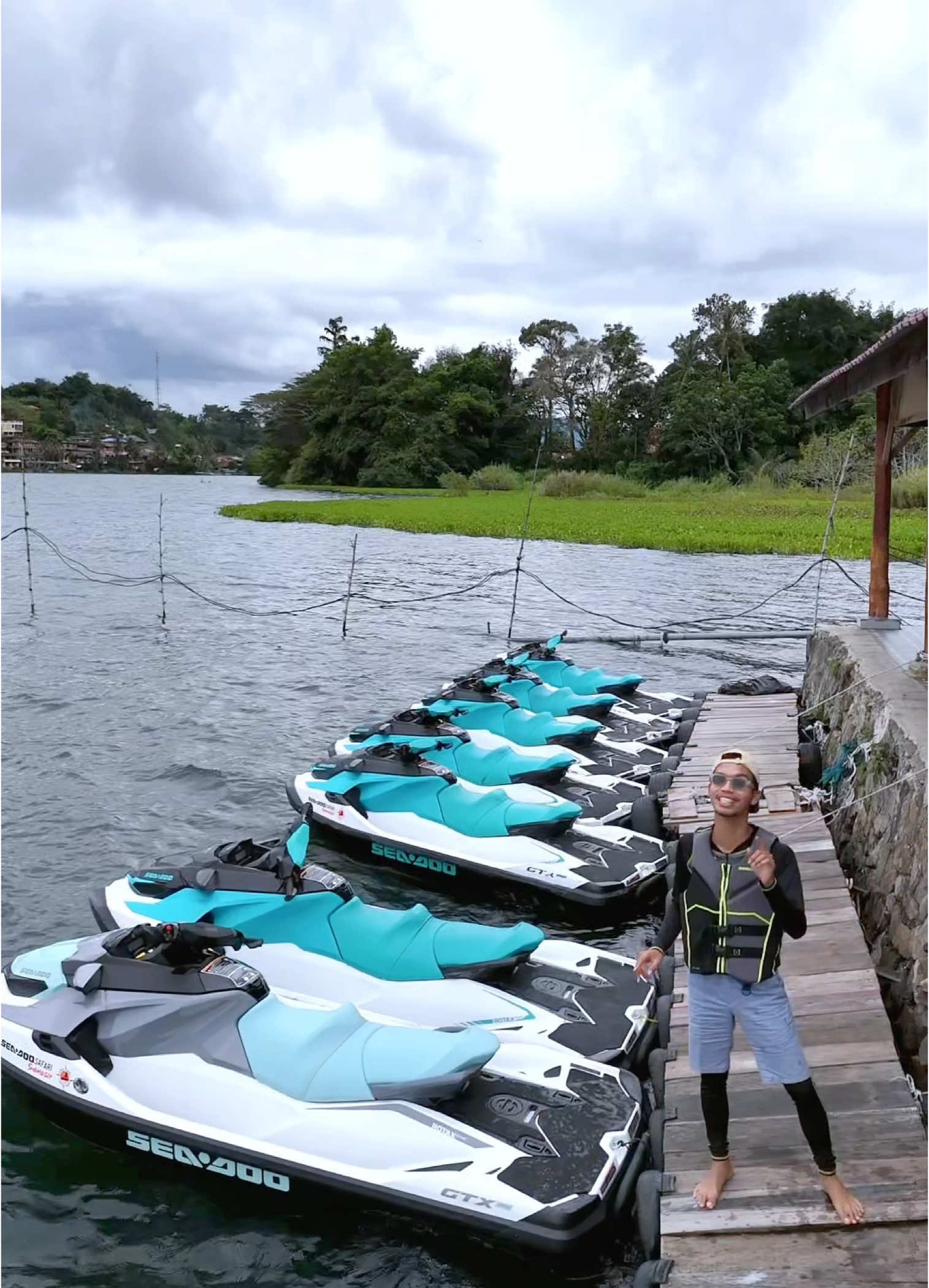 Salah satu alasan kenapa kamu wajib naik jetski @Seadoo Safari Samosir karena kita nambah 2 unit baru untuk membuat liburan nataru kamu yang akan datang semakin berkesan❤️❤️❤️ Mimin langsung nyobain unit barunya nih.. Giliran kamu selanjutnya ya😁 #seadoosafarisamosir #jetskiseadoosafarisamosir #jetskisamosir #sewajetskidanautoba #sewajetskisamosir #jetskisafari #rentaljetskisamosir #jetskidanautoba #seadoosafari #jetskiviral 