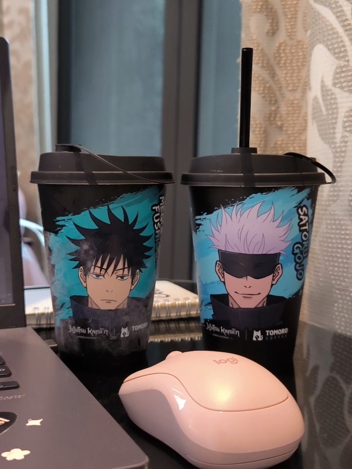 omg this duo 🫦 @tomorocoffee.id  #tomorocoffee x #jujutsukaisen #gojousatoru #megumi 