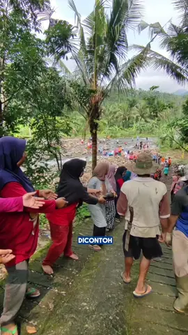Warga Purbalingga Bahu-Membahu Perbaiki Jalan Rusak Akibat Longsor Semangat gotong royong ditunjukkan warga Purbalingga dalam memperbaiki jalan yang rusak akibat longsor. Sebuah video viral dari akun TikTok @wayaz10 memperlihatkan kekompakan warga saat bergotong royong memperbaiki jalan. Video ini menarik perhatian karena memperlihatkan solidaritas luar biasa dari masyarakat setempat.   Dalam video tersebut, terlihat warga dari berbagai kalangan, mulai dari bapak-bapak, ibu-ibu, hingga anak-anak muda, bekerja sama mengangkut batu dari sungai secara estafet. Batu-batu tersebut digunakan untuk memperbaiki pondasi jalan yang longsor agar dapat kembali digunakan. Suasana penuh semangat dan kerja keras tampak jelas dalam proses tersebut.   Kerja sama ini membuahkan hasil, dengan kondisi jalan yang perlahan mulai membaik. Aksi gotong royong ini tidak hanya membantu memperbaiki infrastruktur, tetapi juga memperlihatkan kekuatan solidaritas masyarakat Purbalingga dalam menghadapi tantangan bersama. 🎥 TT/wayaz10  #Wargapurbalingga #purbalinggainfo #infopurbalingga #solidaritaswarga 