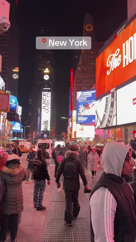 📍Times Square NYC 🇺🇸💙 #christmas #nyc #timesquare #5thave #explore #explorepage #trending #trend #nycchristmas #christmasvibes #walking #viral #goviral #tiktokusa #unitedstates #usamemoriess #newyork #tiktoknewyork 