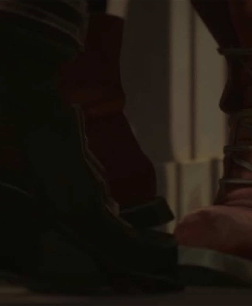 I love arcanetwt for finding this detail cuz realistically your heel can only lift like that if your knee is bent unless you’re leaning forward but that requires both heels and it looks like cait is only lifting one 😛  #arcane #arcaneleagueoflegends #arcaneseason2 #arcaneact3 #caitlynkiramman #viarcane #caitvi #kneething #netflix #foryou #fyp 