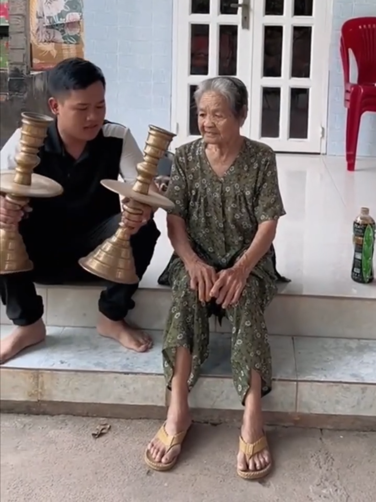 Bàn thờ là nơi linh thiêng để con cháu thể hiện lòng thành kính với tổ tiên, nhất là mỗi dịp Tết. Sản phẩm làm sạch đồ thờ bằng đồng giúp bạn giữ trọn vẻ trang nghiêm, sáng bóng cho đồ thờ mà không cần phải ra tiệm. #dodong #dodongmynghe