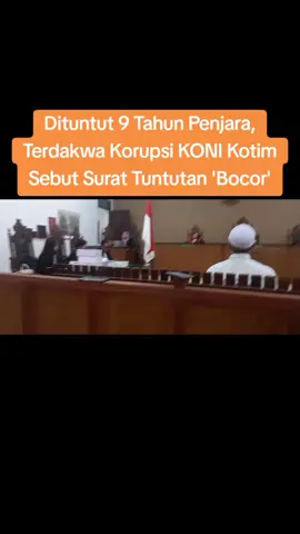 Dituntut 9 Tahun Penjara, Terdakwa Korupsi KONI Kotim Sebut Surat Tuntutan 'Bocor' Palangka Raya, JurnalBorneo.co.id - Sidang dugaan korupsi dana hiba KONI Kotim 2021-2023 yang mendudukkan Ahyar dan Bani Purwoko sebagai terdakwa kembali digelar di Pengadilan Tipikor Palangka Raya, Selasa (3/12/2024) sekitar pukul 12.05 WIB dengan agenda sidang mendengarkan pembacaan surat tuntutan oleh Jaksa Penuntut Umum (JPU) dari Kejati Kalteng. Pembacaan surat tuntutan dilakukan secara bergiliran. Pada sidang pertama dibacakan surat tuntutan terdakwa Ahyar. Setelah itu, pada sidang kedua dibacakan surat tuntutan terdakwa Bani Purwoko. Dalam surat tuntutan setebal hampir 1110 halaman, JPU menuntut terdakwa Ahyar dengan pidana penjara selama 9 tahun dikurangi selama terdakwa ada dalam tahanan dengan perintah agar terdakwa tetap ditahan. Selain itu, Ahyar juga dituntut pidana denda sebesar Rp500 juta rupiah subsider pidana kurungan selama 6 bulan serta membayar pengganti sebesar Rp10 miliar lebih  10.383.135 474 untuk disetorkan ke Kas Negara. 