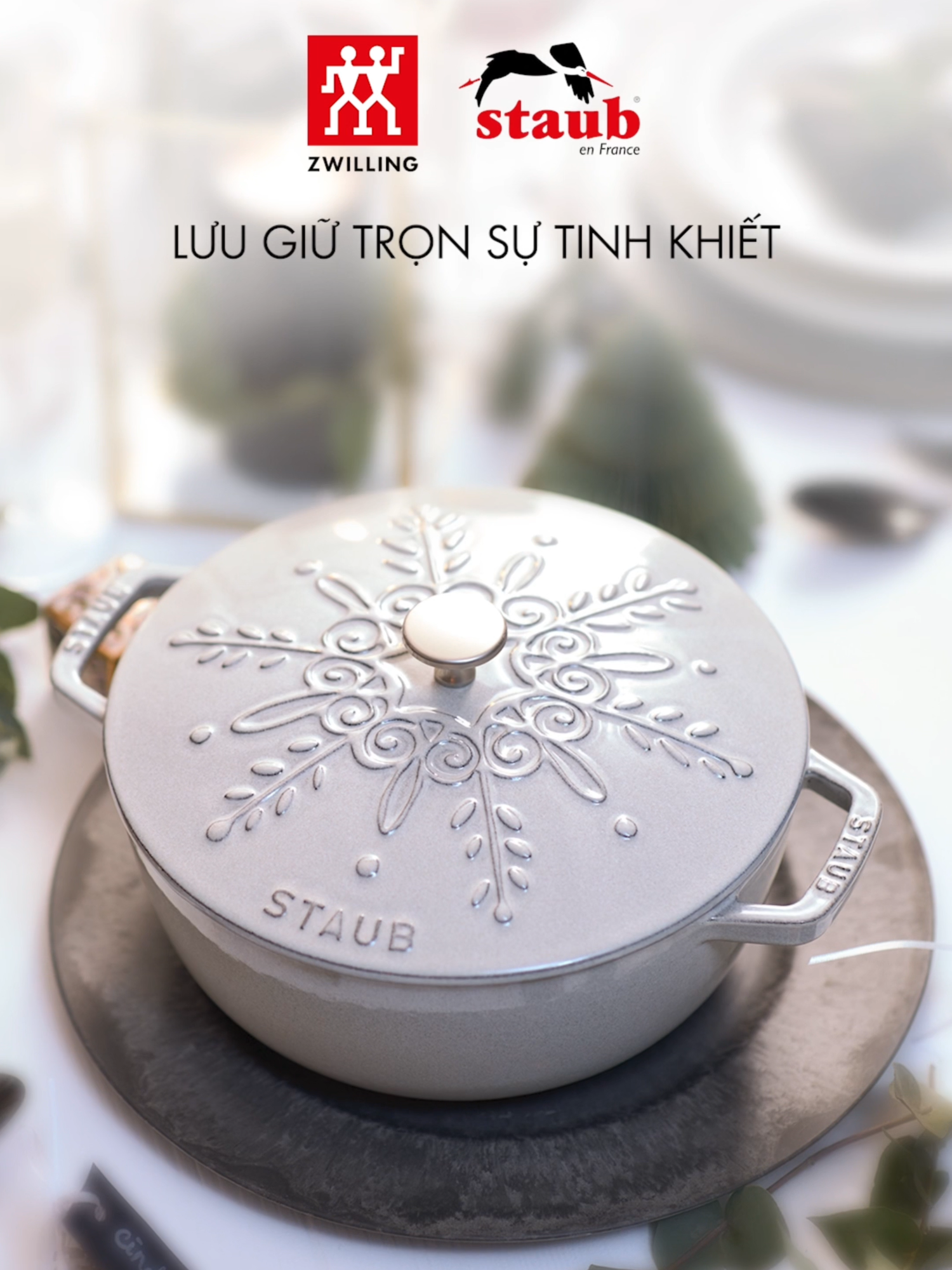 STAUB SNOWFLAKE - LƯU GIỮ TRỌN SỰ TINH KHIẾT Với Staub Snowflake, bếp núc trở thành nghệ thuật, và người nấu ăn dường như trở thành nghệ sĩ, nhẹ nhàng, tinh khiết trao đi tấm lòng và những món ăn ngon trọn vẹn. #ZWILLING #ZWILLINGVIETNAM #STAUB #SNOWFLAKE