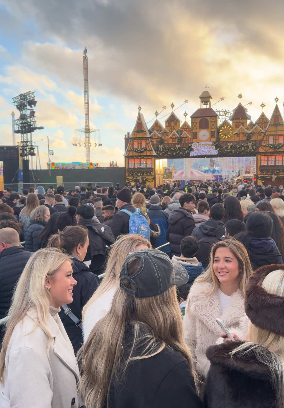 London 🇬🇧 winter wonderland - Queue to get in on a sunday booking time 15:00/16:00 