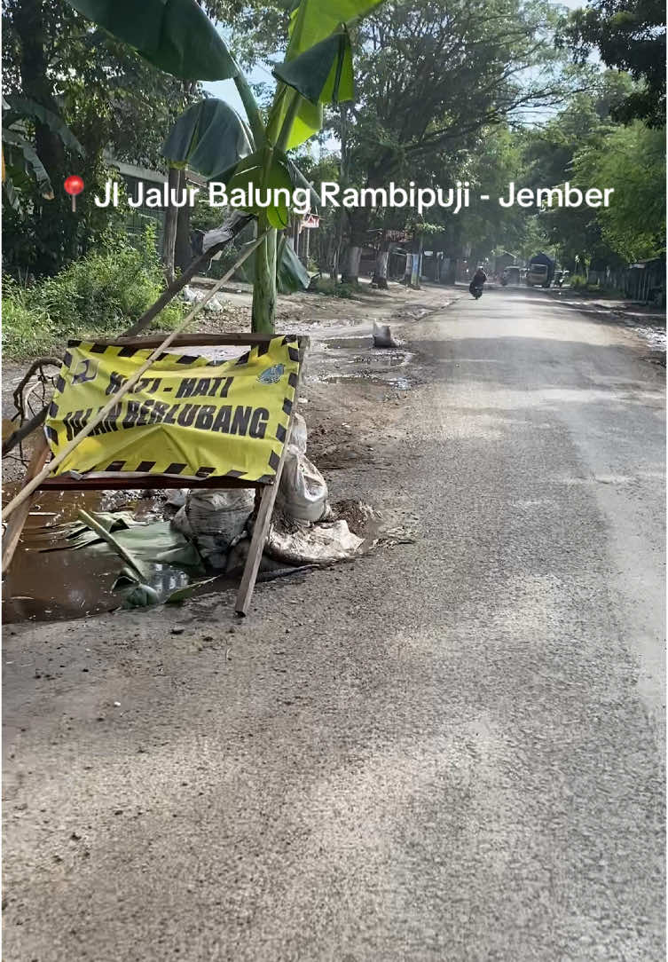 Kayanya kemarin ada yang kampanye bisa perbaiki jalan yg rusak 1x24 jam yaaa. Semoga segera yaaaa 😔 Sehari udah lebih dari 1x memakan korb4n , bahkan ada yg MD ditempat :) PP jalanan kaya gini, apalagi kalau habis hujan lubangnya jd ga keliatan , padahal jalan utama 😌