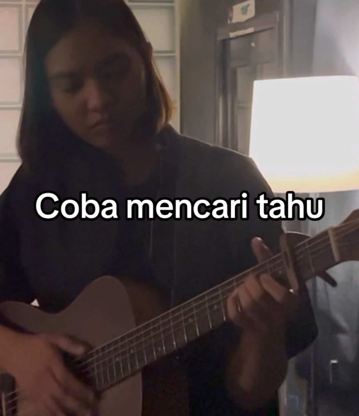 Lagu jatuh cintaku, “Biru”.