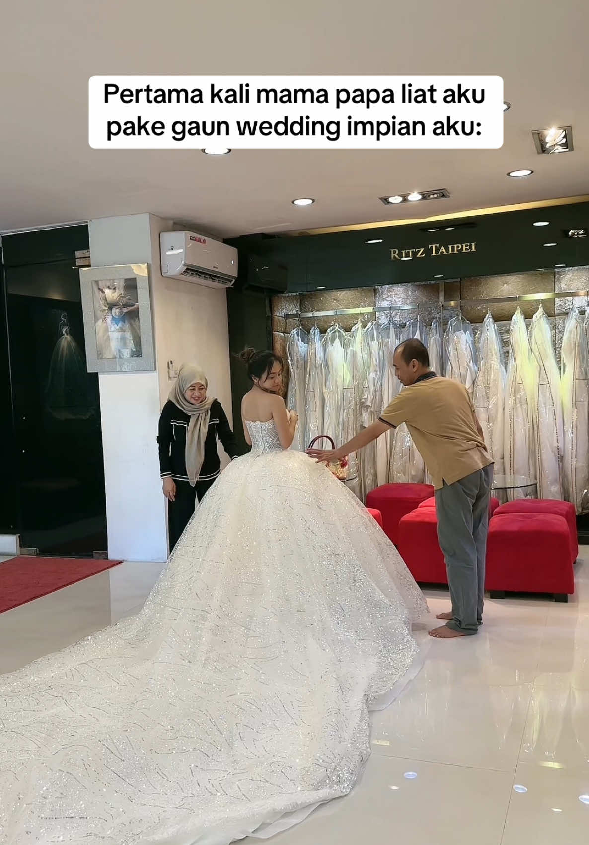 Ekspresi mama papa pas tau wedding gown anaknya yg diimpikan dari kecil ternyata beneran terwujud👧🏻🥰 #RitzTaipei @Mayadodi95 