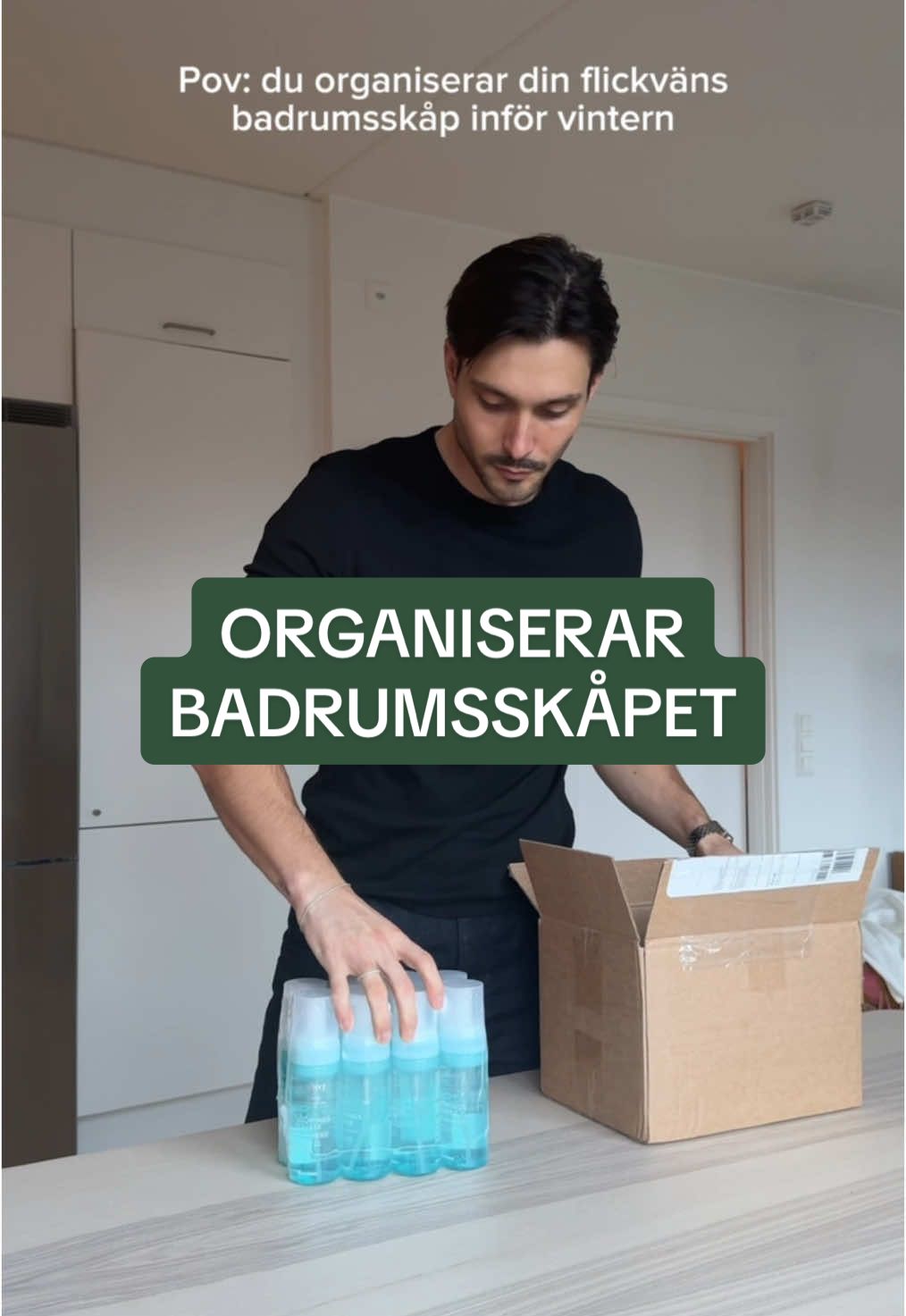 @David Bengtsson organiserar & fyller på sin flickväns badrumsskåp inför vintern! 💭🥹  DAVID20 ger 20% rabatt vid köp över 250kr, året ut! 🎉 (Endast online, kan inte kombineras med andra erbjudanden. Gäller ej receptbelagda eller receptfria läkemedel) #badrumsskåp #organisera #hudvård 